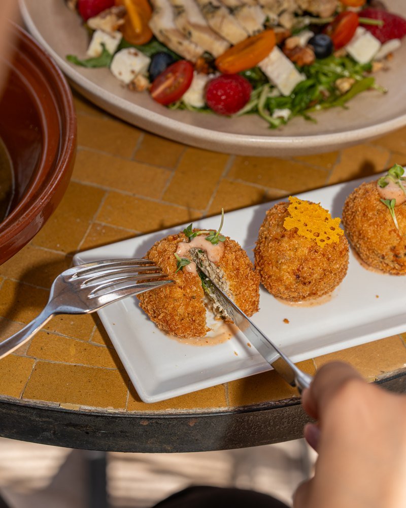 Croquettes de poulet et salade burrata en terrasse